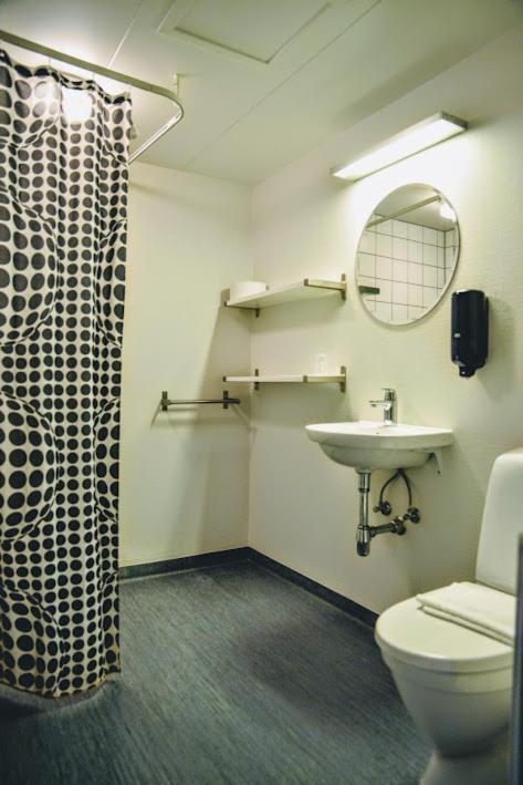 Хостел Stoberiet Свеннборг Екстер'єр фото A typical shower room