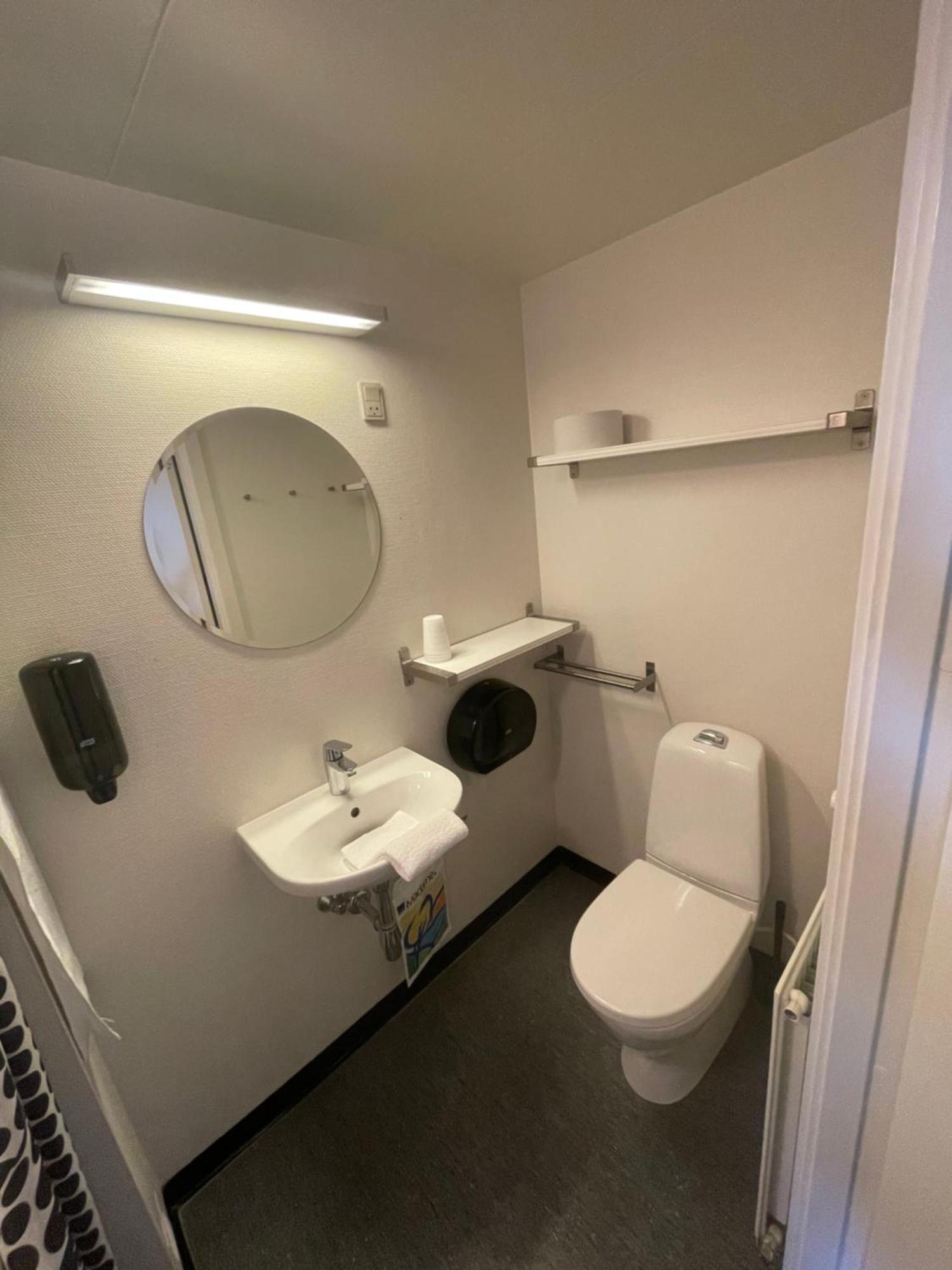 Хостел Stoberiet Свеннборг Екстер'єр фото A typical bathroom in a hostel