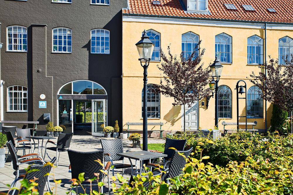 Хостел Stoberiet Свеннборг Екстер'єр фото The former town hall of Sønderborg