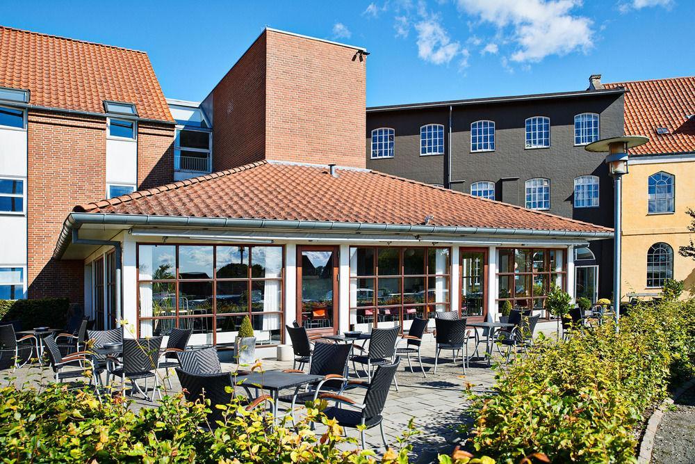 Хостел Stoberiet Свеннборг Екстер'єр фото The University of Copenhagen's main library